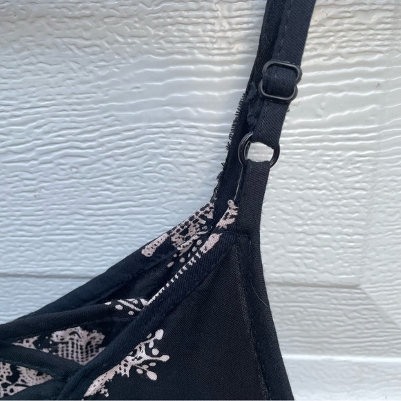 Angie woman’s romper black red and beige print. Pockets!! Adjustable straps - Picture 9 of 13